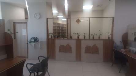 زیبا سازی محیط کتابخانه با گلدان های گل طبیعی